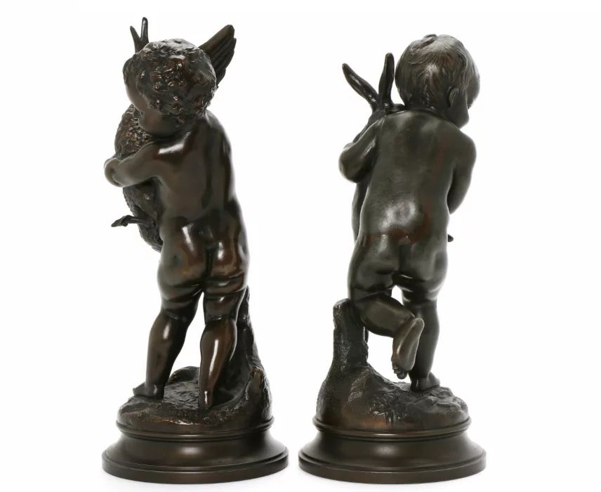 Une paire de sculptures satiriques Jouer aux Cupids