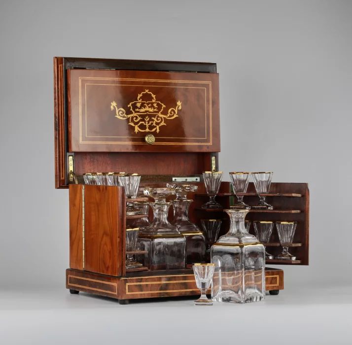 Travel liquor cabinet