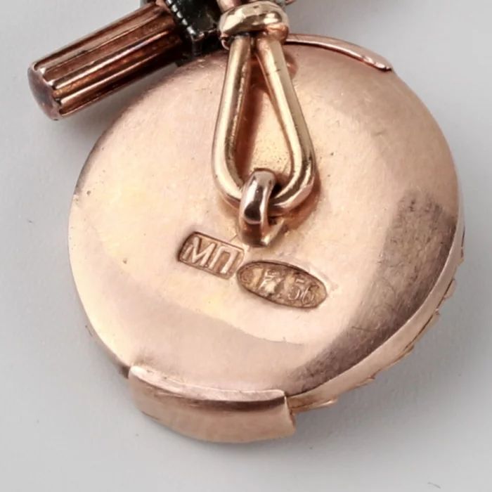 Faberžē stila zelta aproču pogas. 