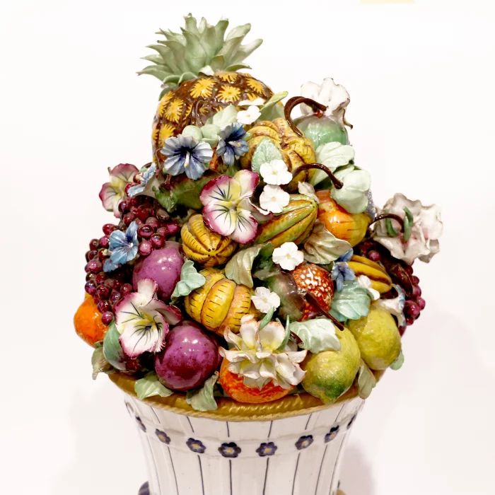 Une paire de bols à fruits. Europe 20e siècle. 
