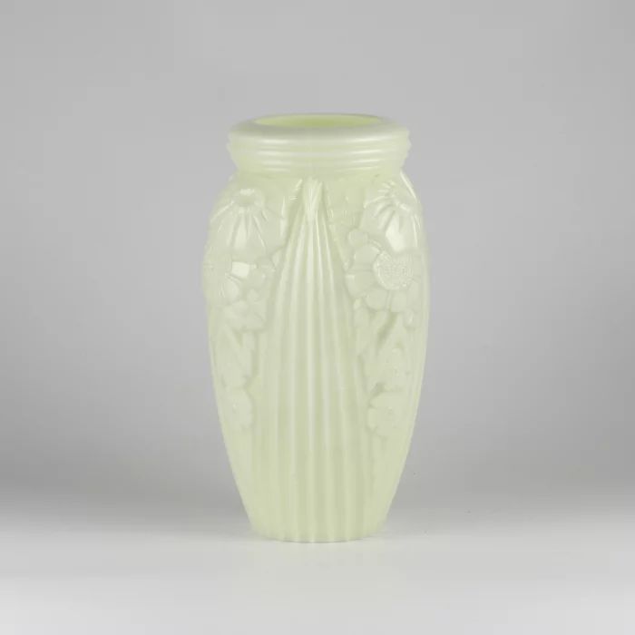 Vase Art Deco en verre laiteux.