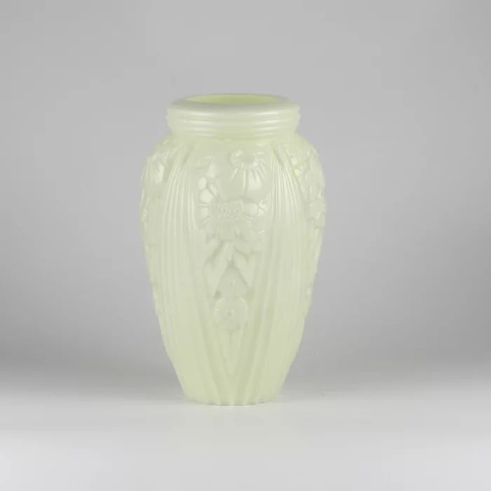 Vase Art Deco en verre laiteux.