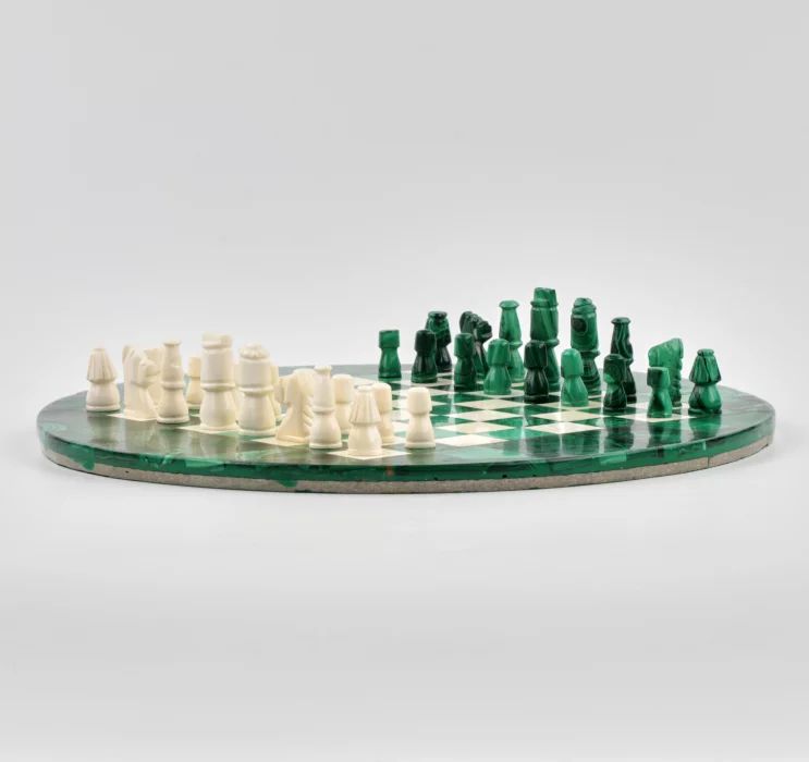 Échecs en malachite sur un plateau de jeu rond 