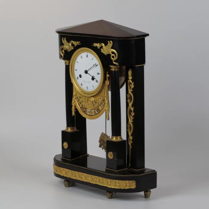 Manteles pulkstenis vēlīnā Francijas impērijas stilā.