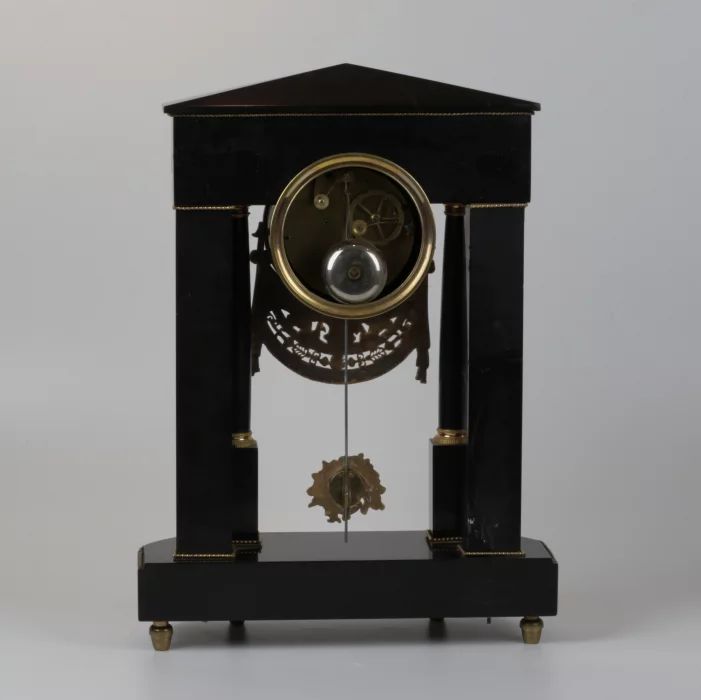 Pendule de style Empire français tardif.