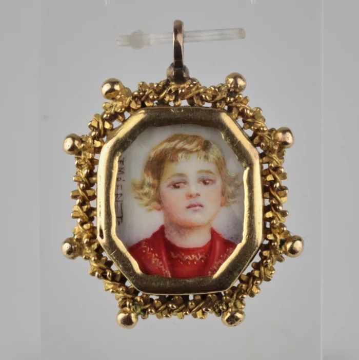 Double-sided gold pendant with a portrait miniature.