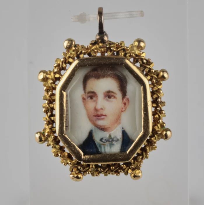 Pendentif en or double face avec un portrait miniature.