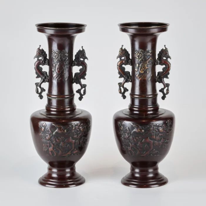 A pair of bronze Chinese vases.