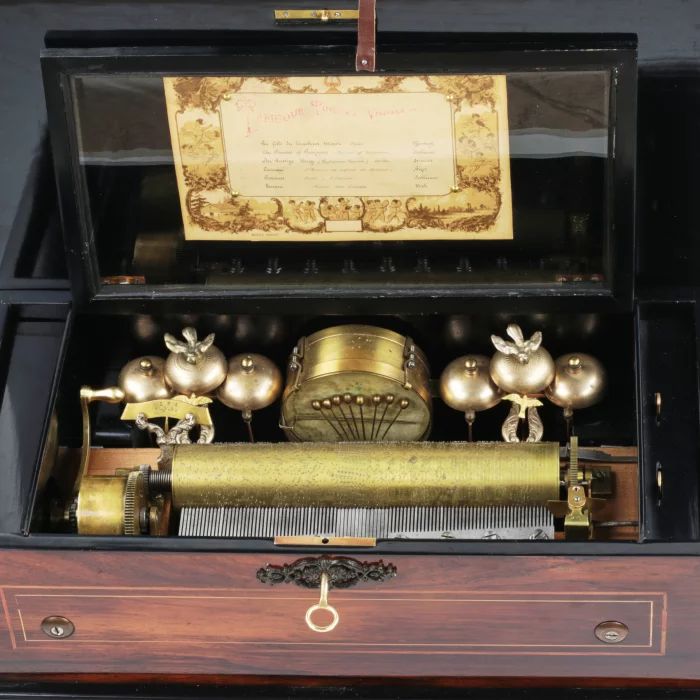 Boîte à musique de type cylindrique.