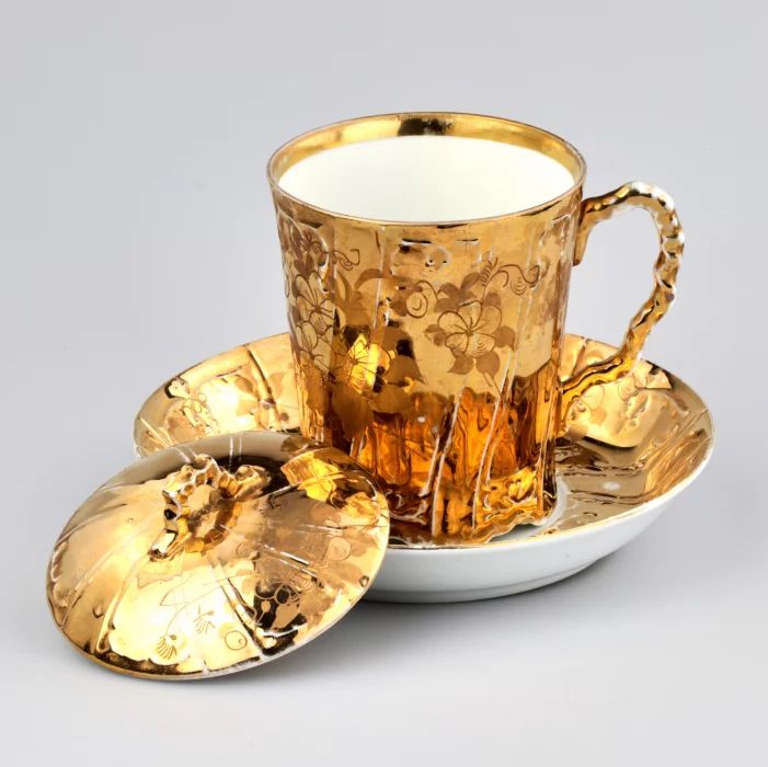 Gilded tea pair with a lid , Kuznetsov factory.