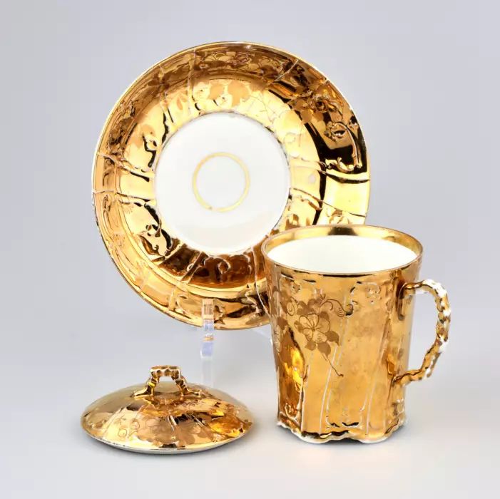 Gilded tea pair with a lid , Kuznetsov factory.