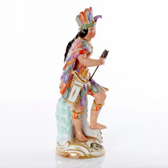 Figurine en porcelaine allegorie "Amerique" 