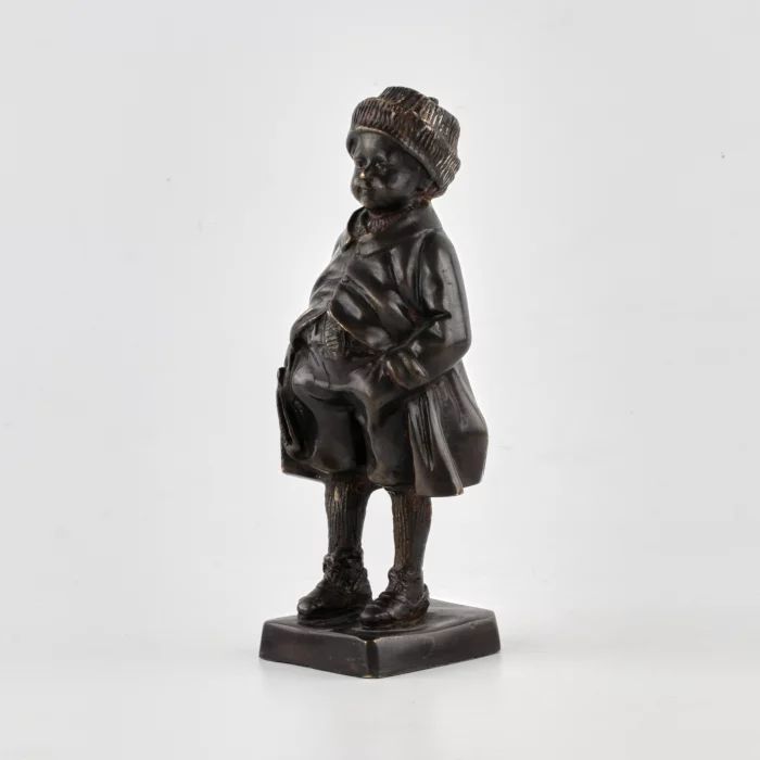 Bronzas statuete Zēns. 