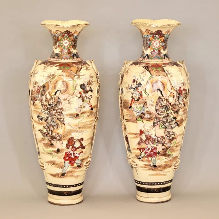 Paire de vases dextérieur Satsuma japonais. 