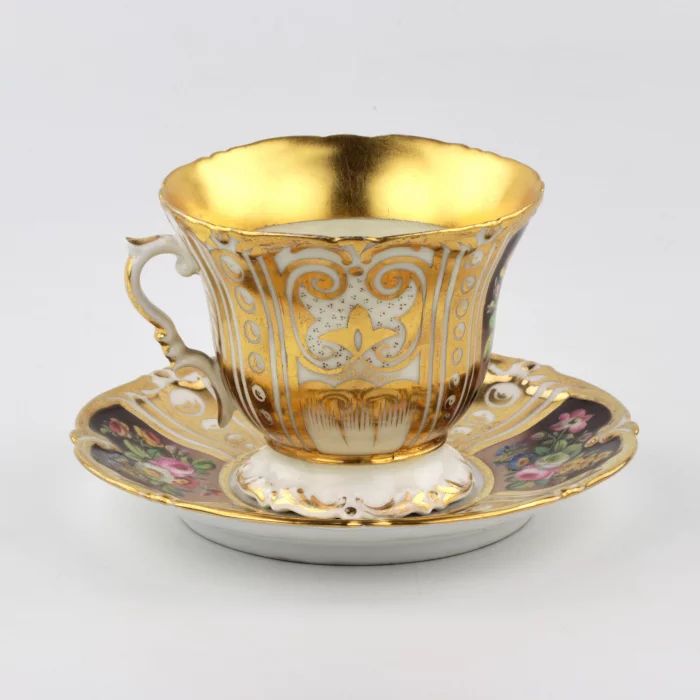 Grande tasse et soucoupe en porcelaine. 