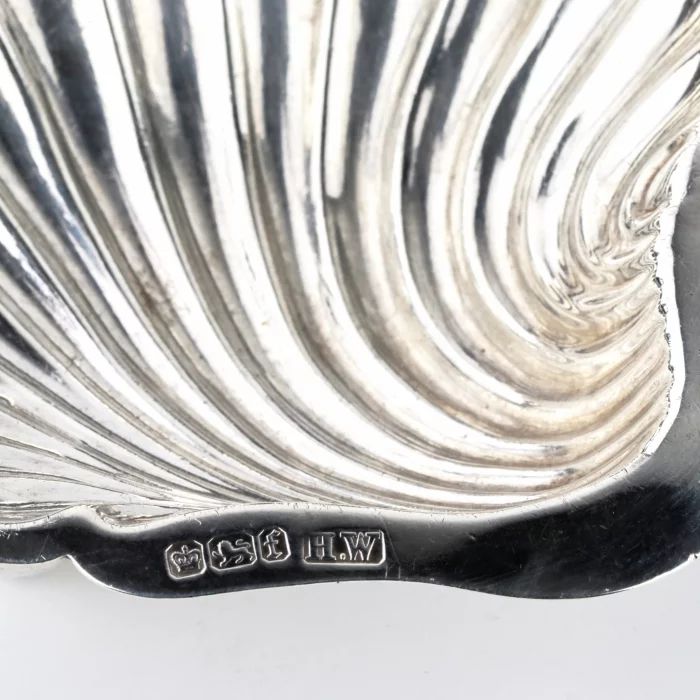 Pāris sudraba kaviāra trauku jūras gliemežvāku formā. Šeflields. 1898. gads 