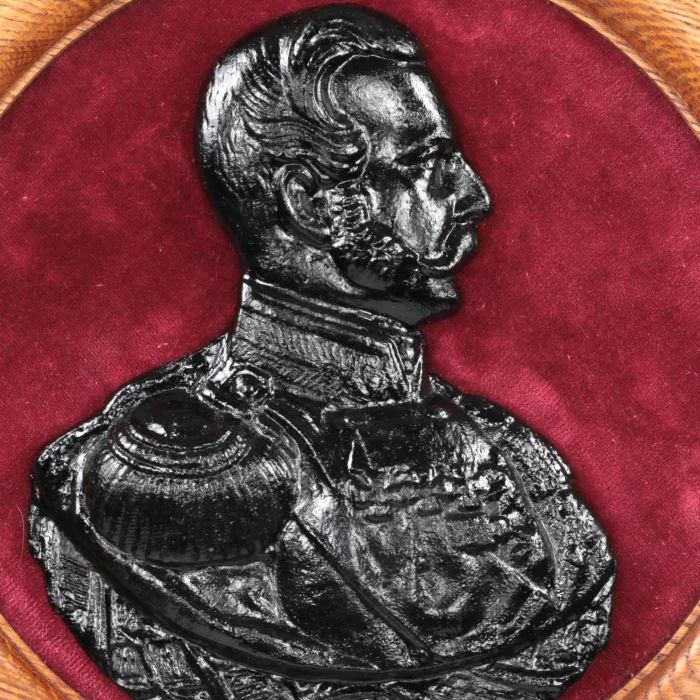 Imperatora Aleksandra II panelis ar čuguna bareljefu.