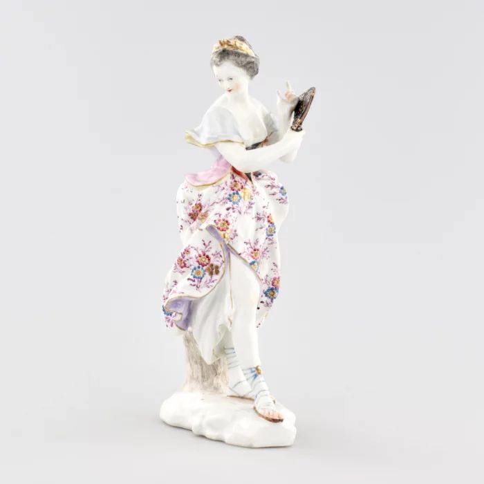 Figurine en porcelaine "Dame à leventail". 