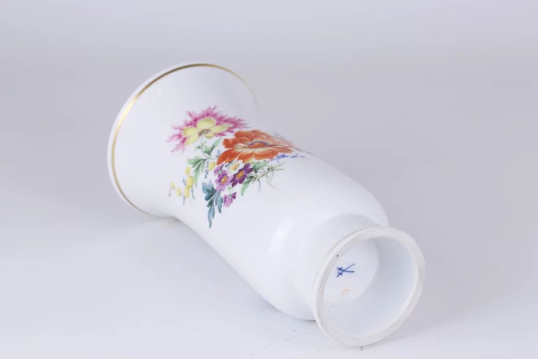 Meissen vase with floral decoration. 