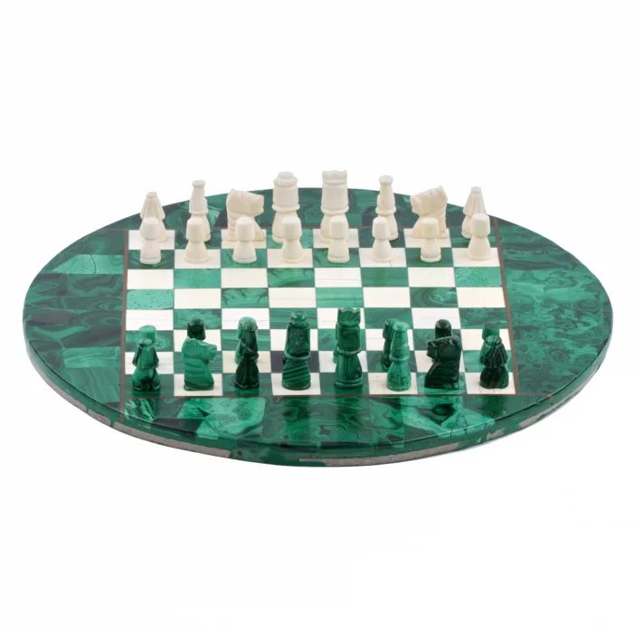 Échecs en malachite sur un plateau de jeu rond 