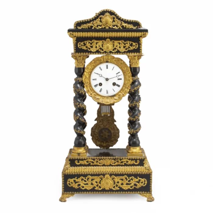 Кабинетные часы в стиле барокко.