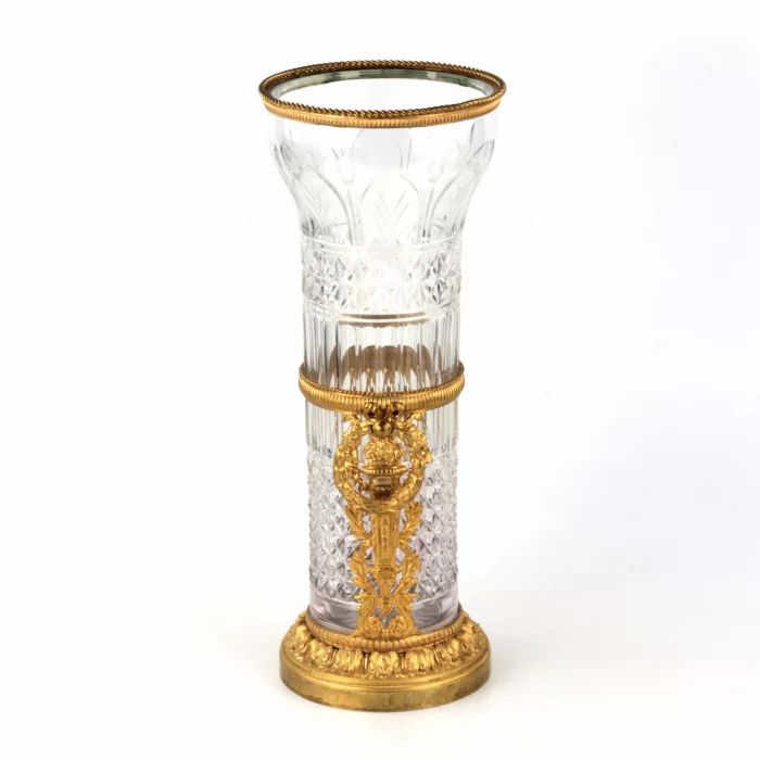 Vase en cristal en bronze dore. 