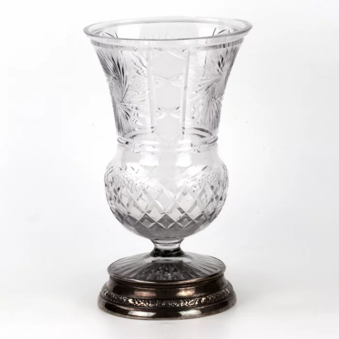Crystal vase in silver.
