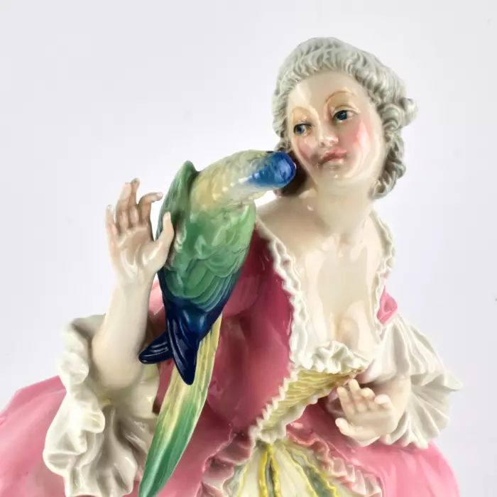 Figurine en porcelaine Dame au perroquet Karl Ens