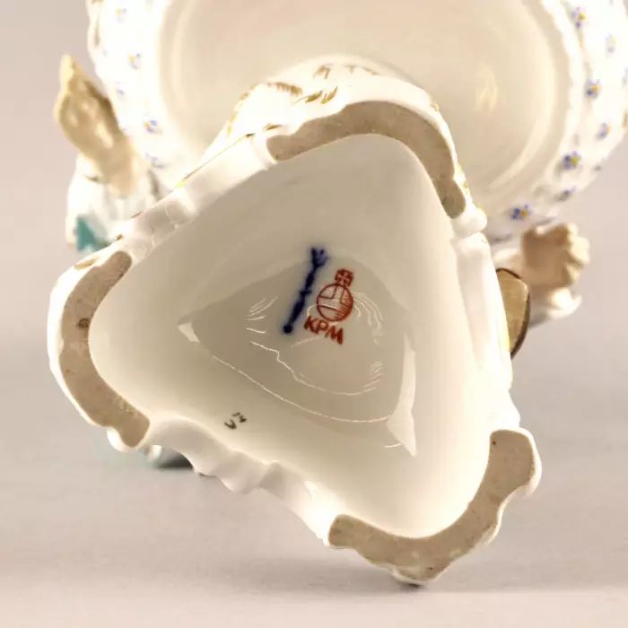 Bol figurine-bonbon en porcelaine. KPM. 