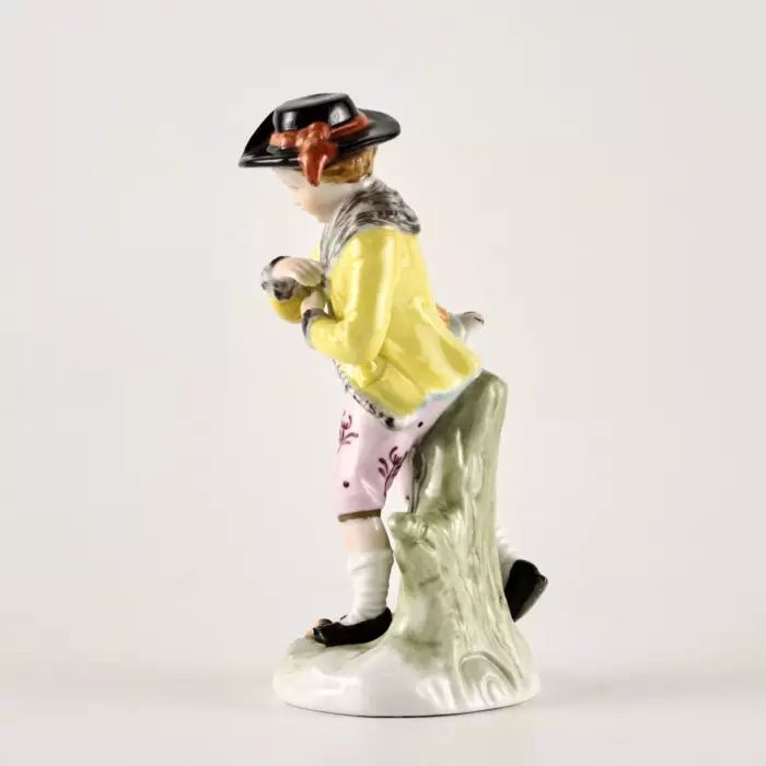 Figurine en porcelaine - allegorie de lhiver. SITZENDORF. 