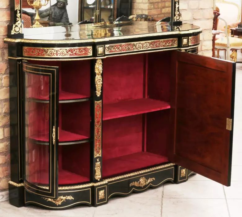 Luxurious chest of drawers with mirror in Boulle style. 