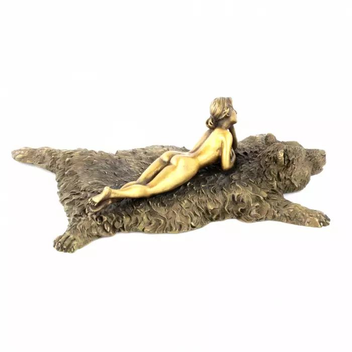 Bronze de Vienne " Nu dans une peau dours ". 