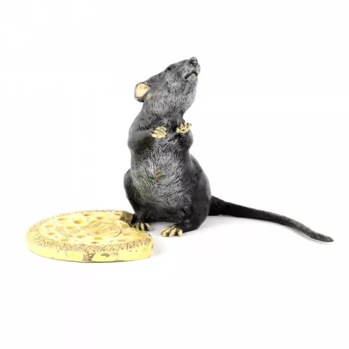 Miniature en bronze de Vienne Rat avec un biscuit. 
