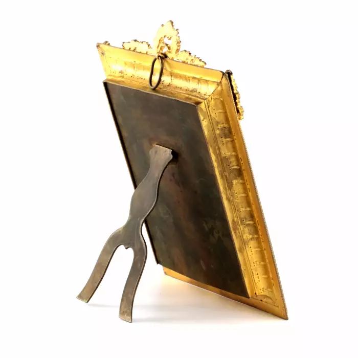 Miniature ludique sur un cadre dore. 
