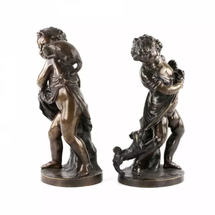 Paire de figures en bronze de Putti. 