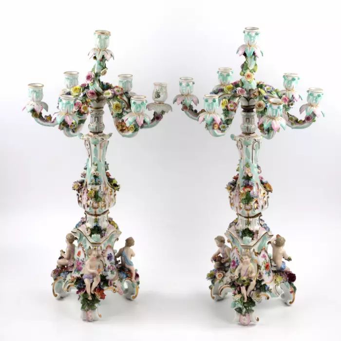 Une paire de candelabres en porcelaine. Meissen. 