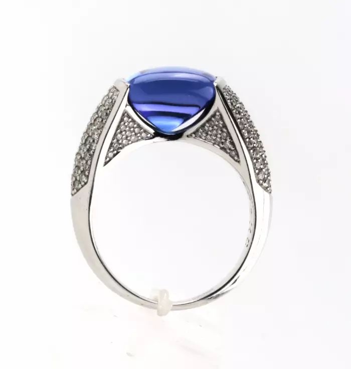 18K white gold ring with diamonds and tanzanite. 