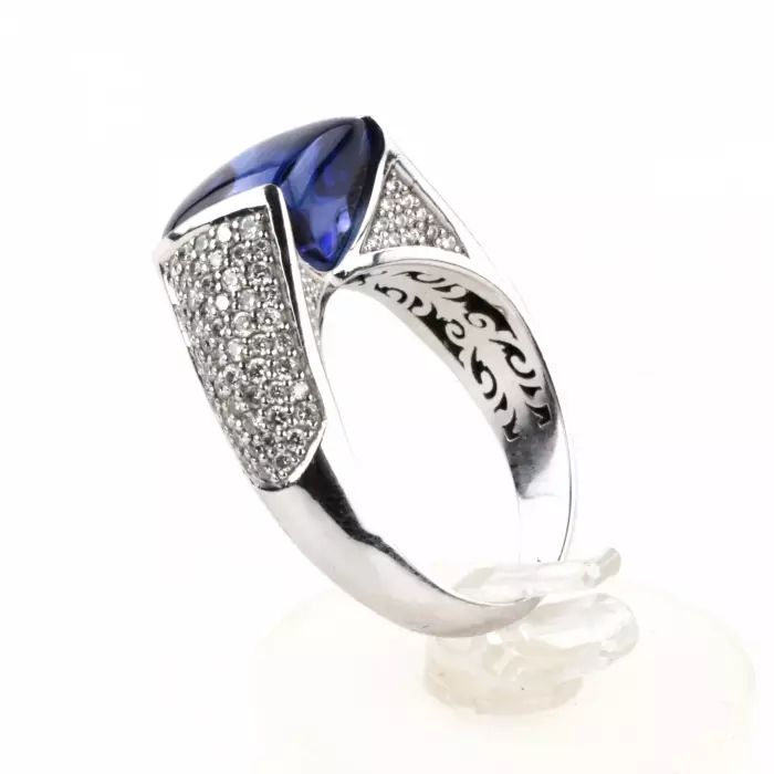 18K white gold ring with diamonds and tanzanite. 