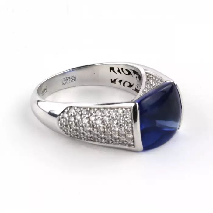 18K white gold ring with diamonds and tanzanite. 