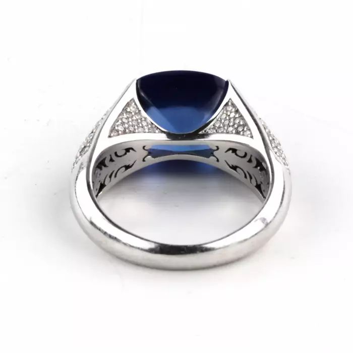 18K white gold ring with diamonds and tanzanite. 