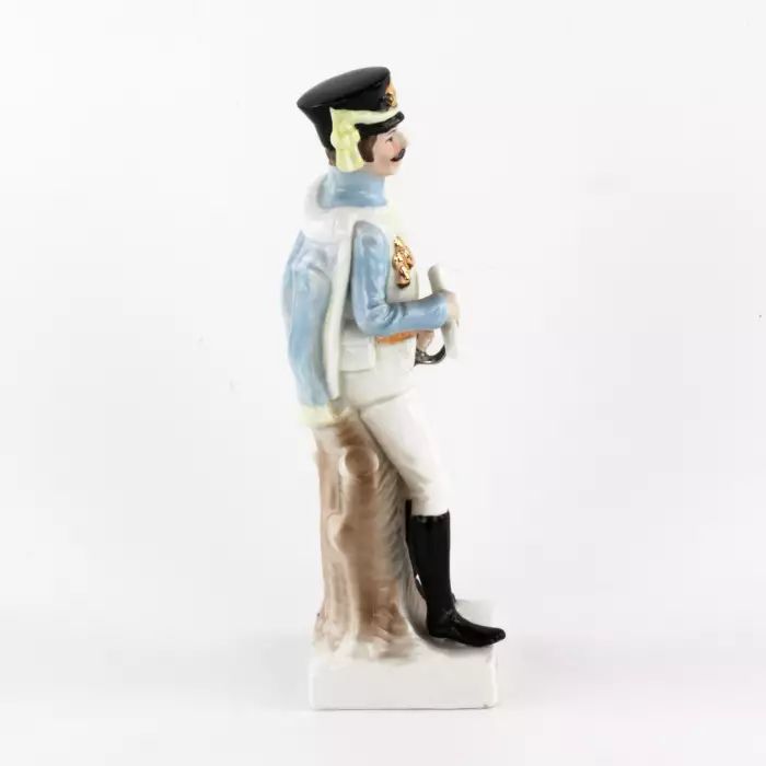Hussard en porcelaine pendant les guerres napoléoniennes. 
