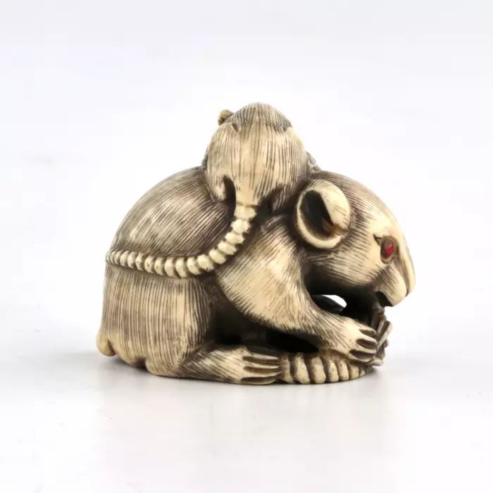 Netsuke Peles. 