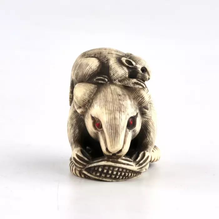 Netsuke Peles. 