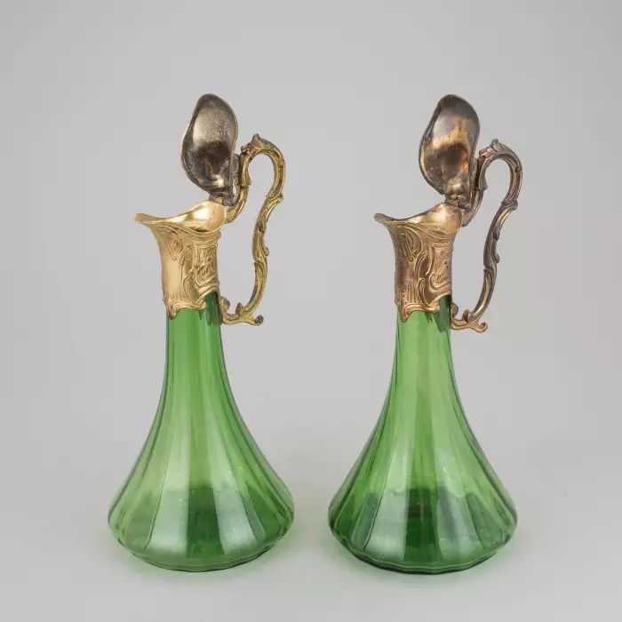 Une paire de cruches de style Art Nouveau.