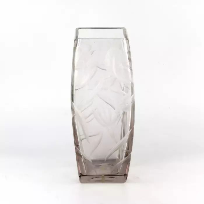 Grand vase en cristal lourd avec des iris luxueux. 