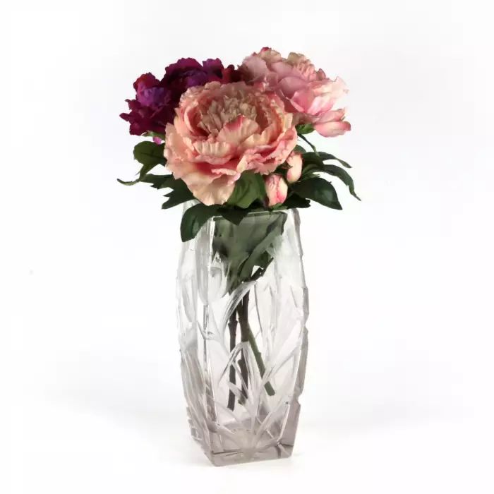 Большая, тяжелая, хрустальная ваза с роскошными ирисами.
