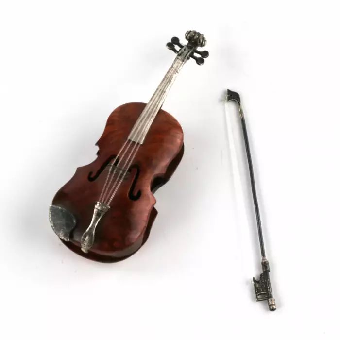 Миниатюрная модель скрипки в собственном кейсе.