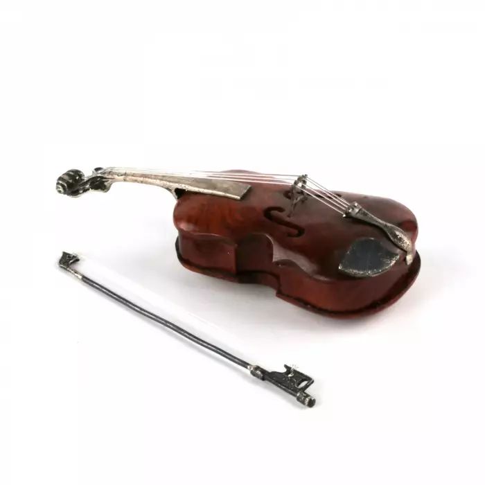 Miniatūrs vijoles modelis savā gadījumā. 