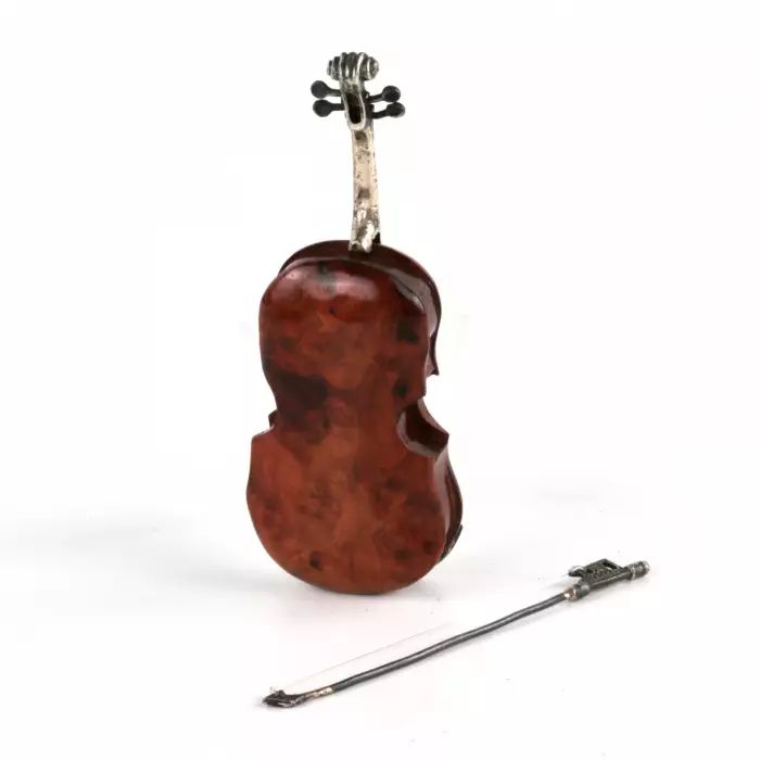 Miniatūrs vijoles modelis savā gadījumā. 