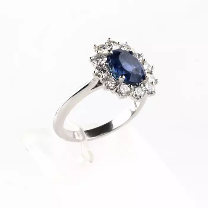 Gold ring with natural sapphire and diamonds 